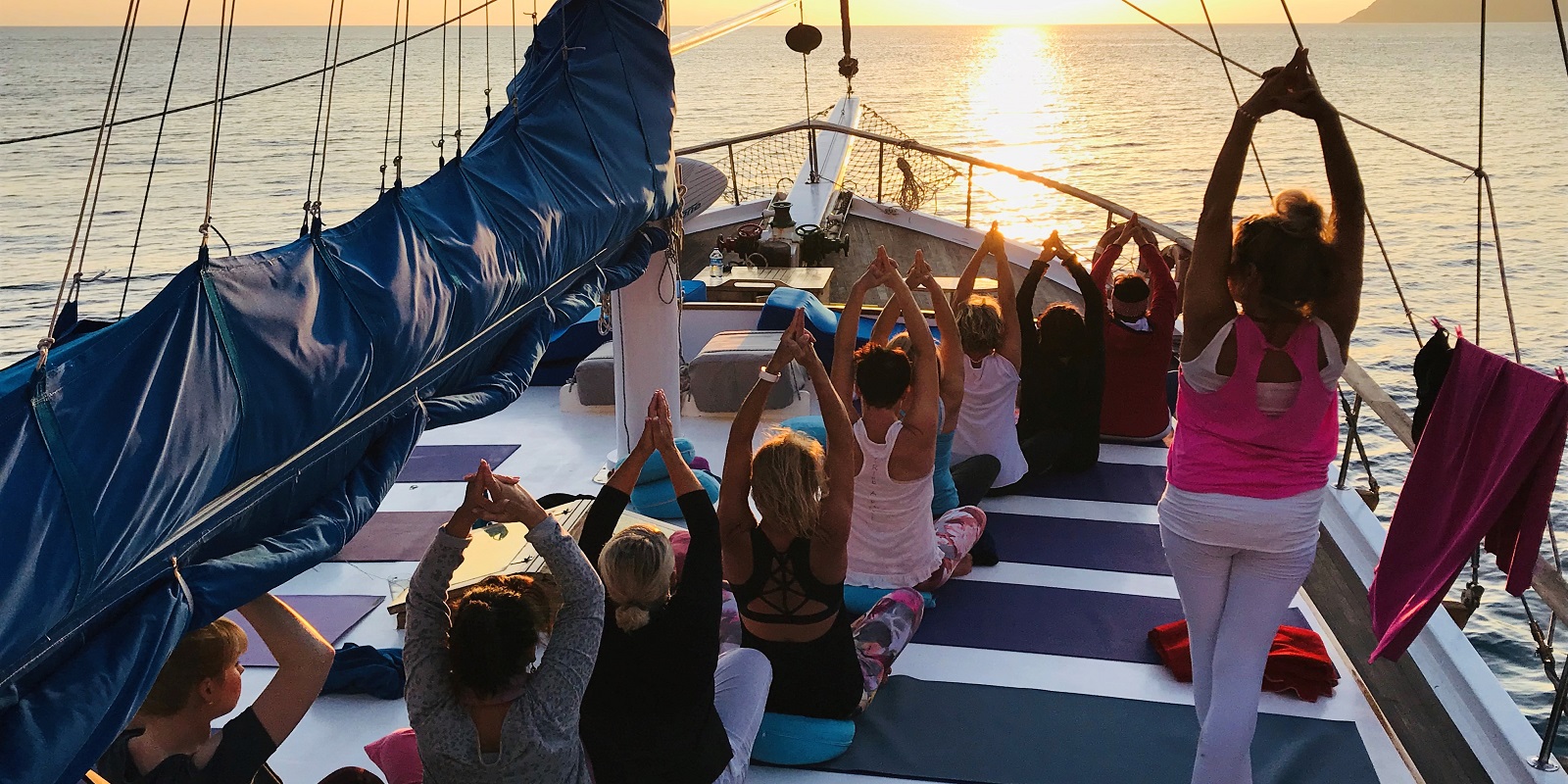 Yoga auf der Yacht.
